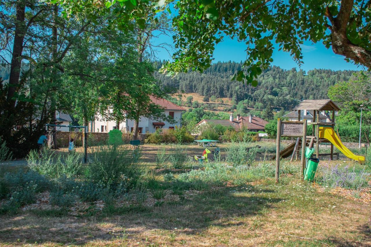 Villages De Gites Le Pigeonnier Le Malzieu-Ville Dış mekan fotoğraf
